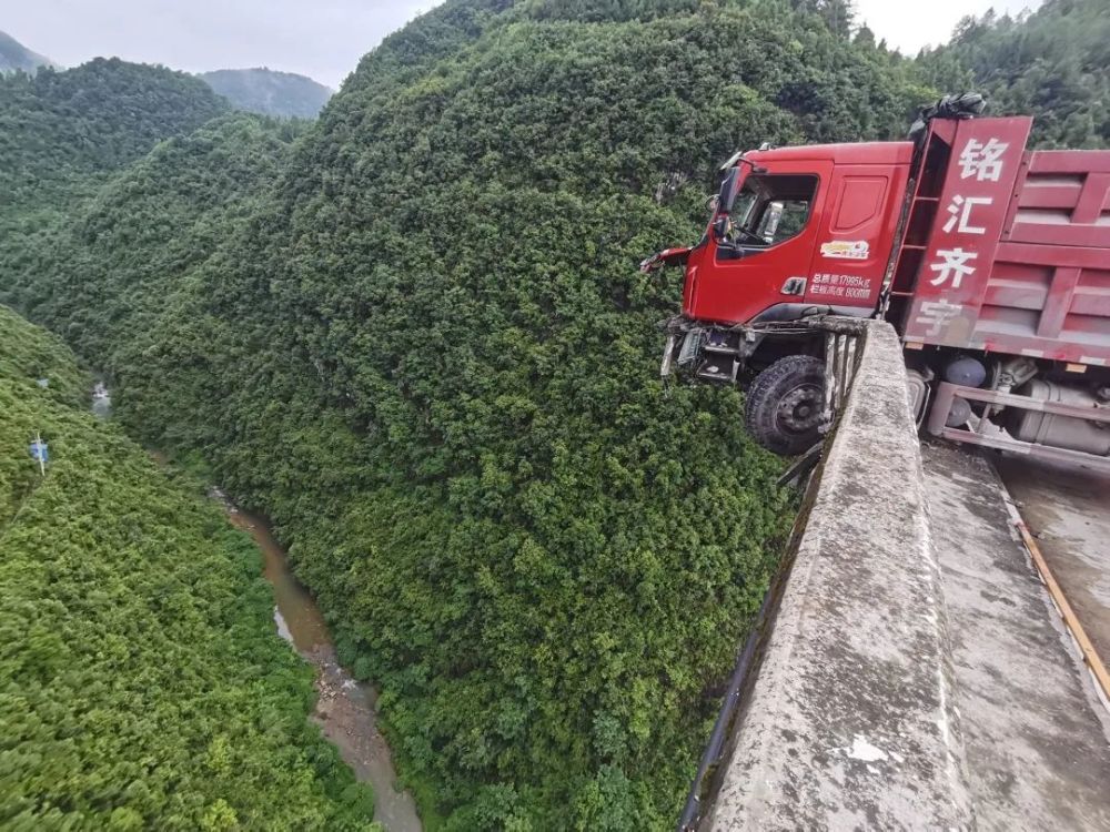 一身冷汗！大货车撞毁护栏，悬在两百米悬崖上！(图2)